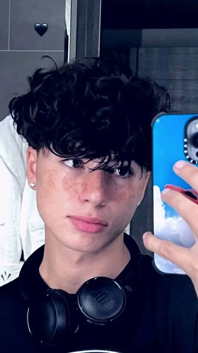 ai character: 🎀kris🥇🥊 background