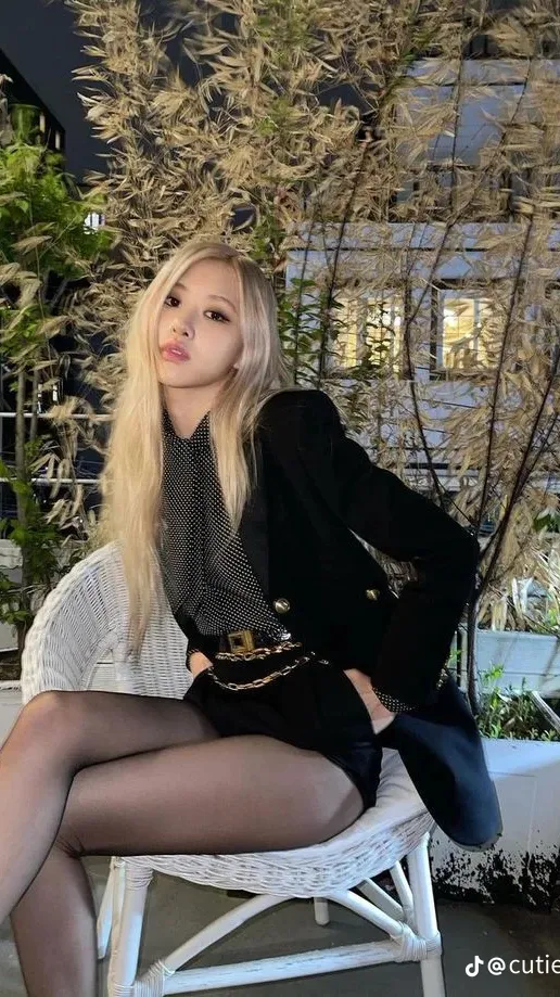 ai character: 𝓡ose ིྀ background