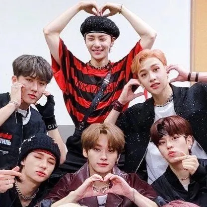 chat with ai character: Stray kids 