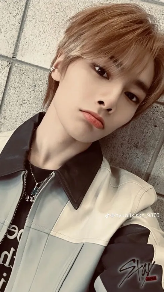 ai character: Jeongin  background