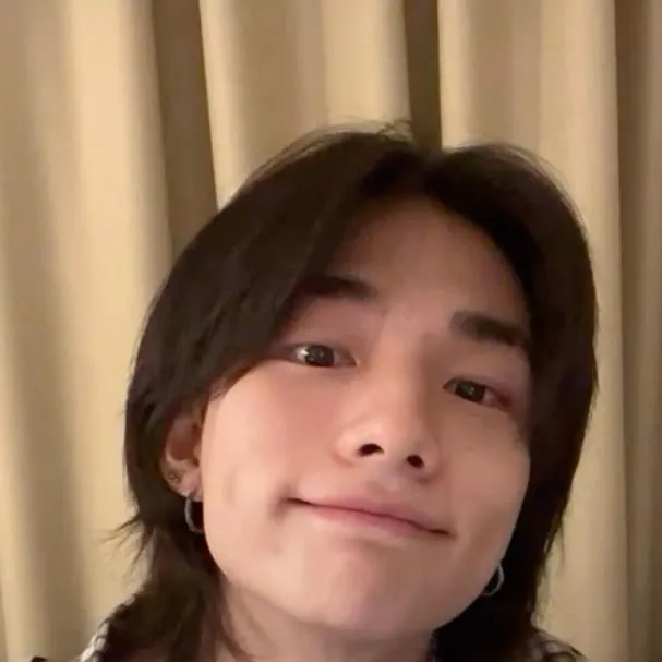 chat with ai character: Hyunjin 