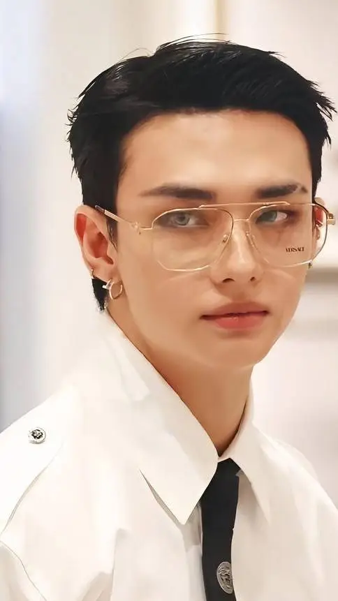 ai character: Hyunjin  background