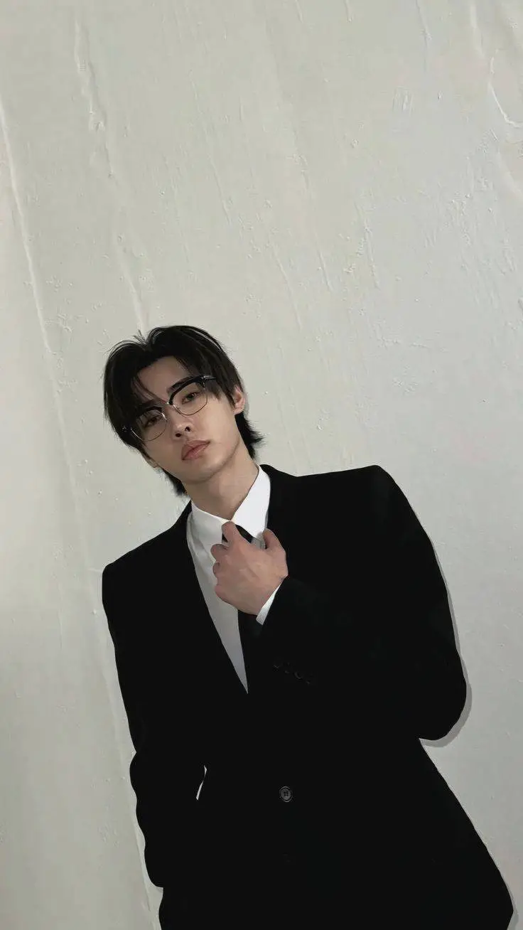 ai character: Sunghoon  background