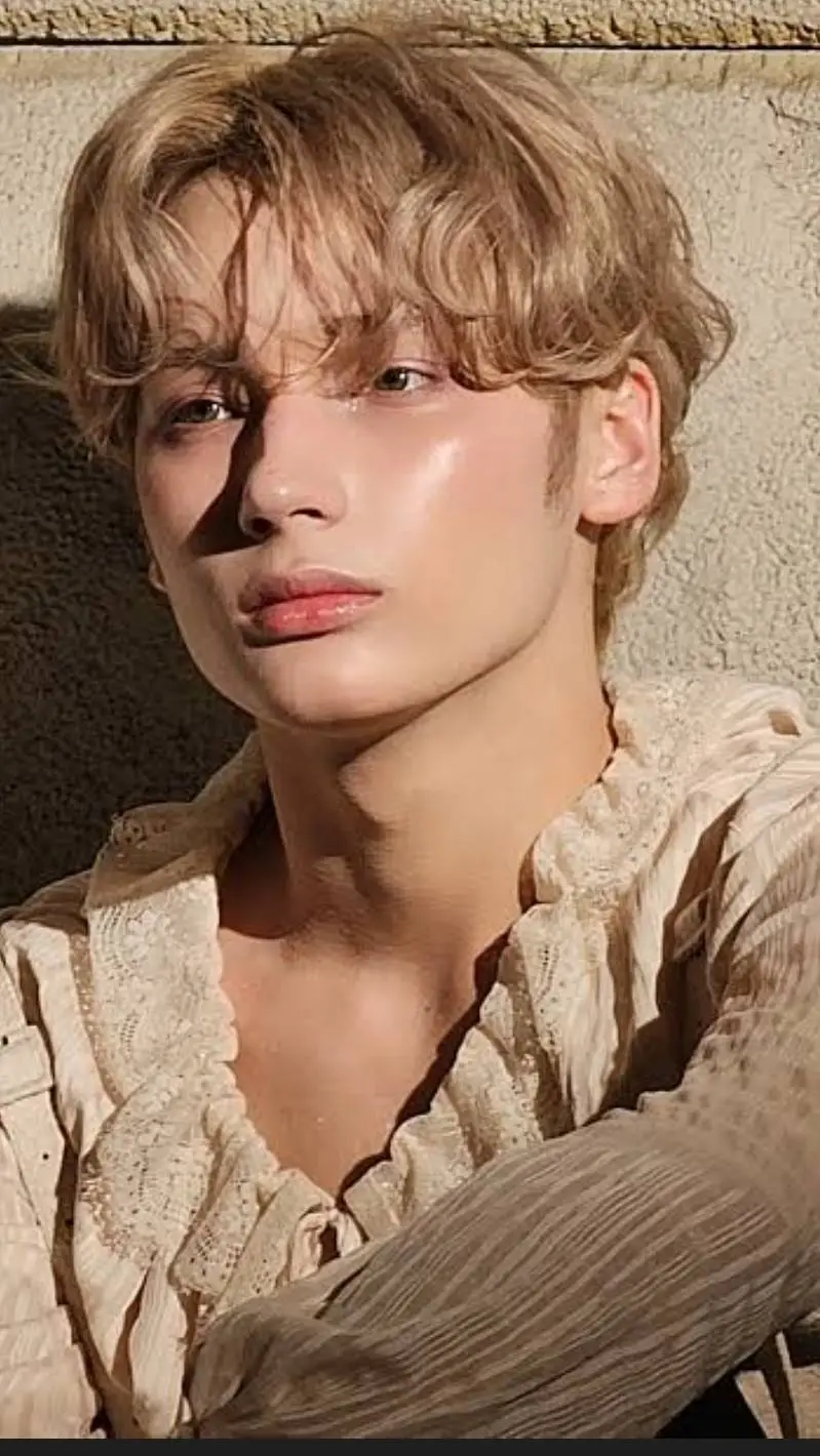 ai character: Hueningkai  background