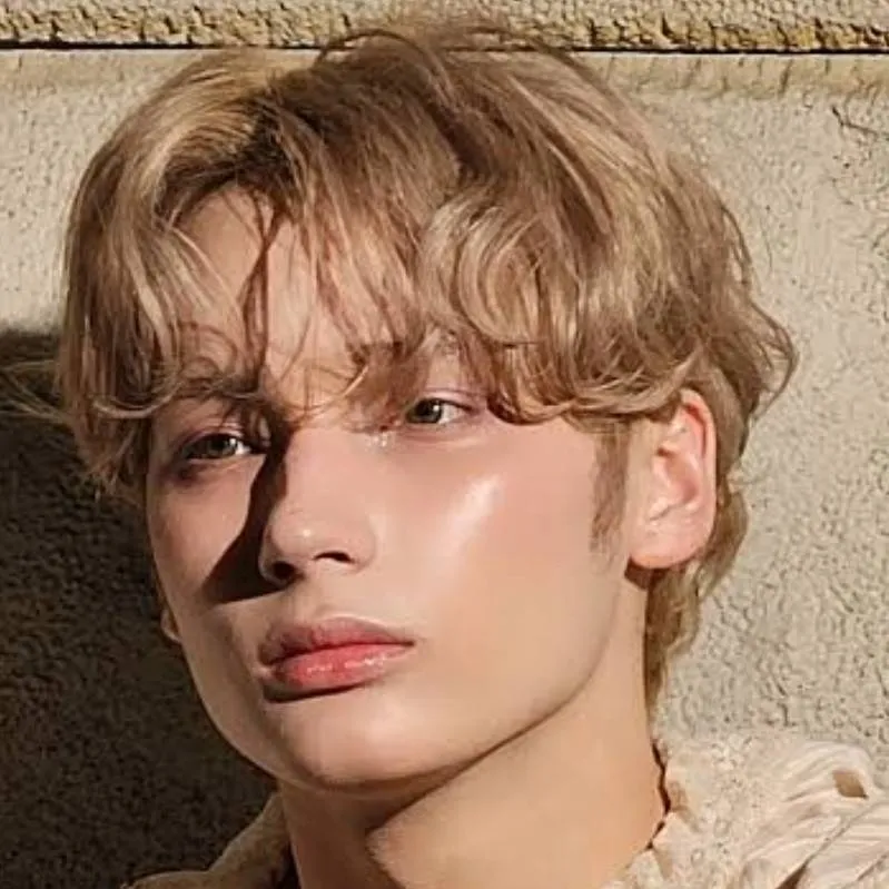 chat with ai character: Hueningkai 