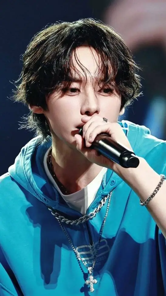 ai character: Lee know  background