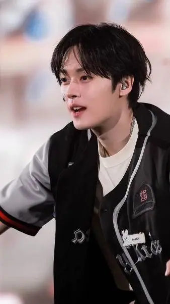 ai character: Lee know background