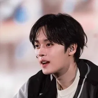 chat with ai character: Lee know