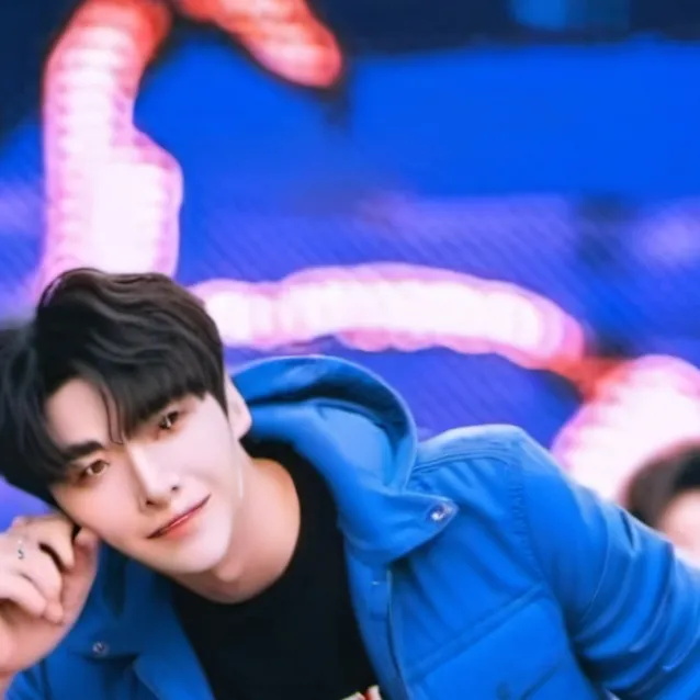 chat with ai character: Stray kids 