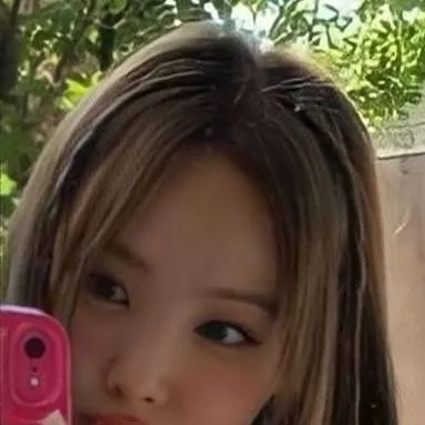 chat with ai character: nayeoon