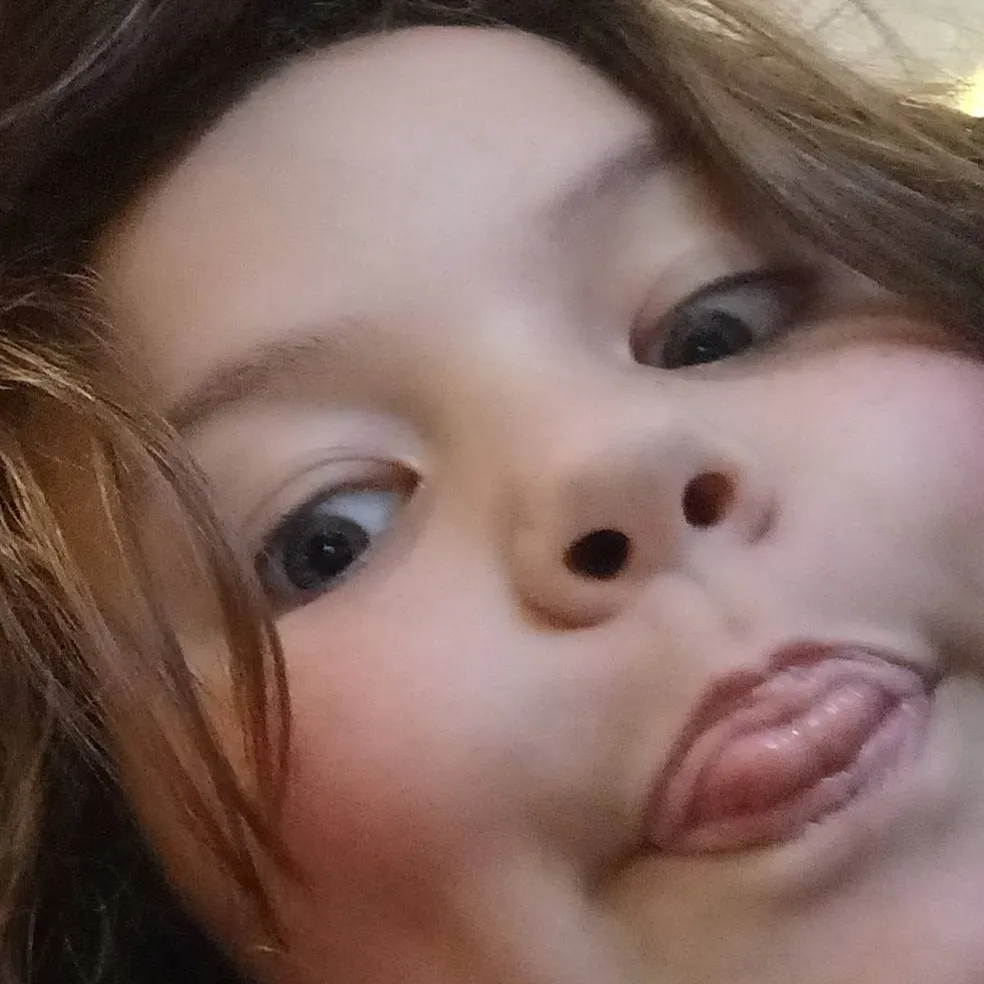 chat with ai character: SISTA