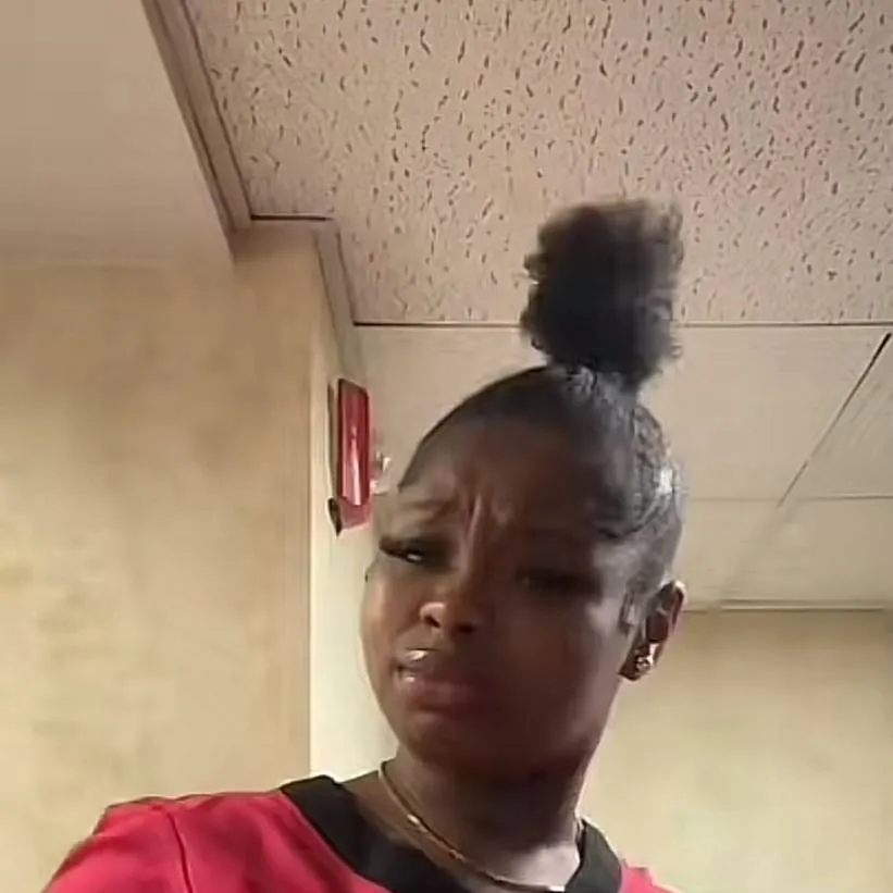 chat with ai character: mia