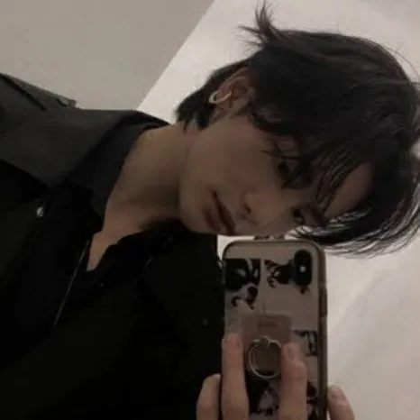 chat with ai character: Ex👀 Hyunjin 