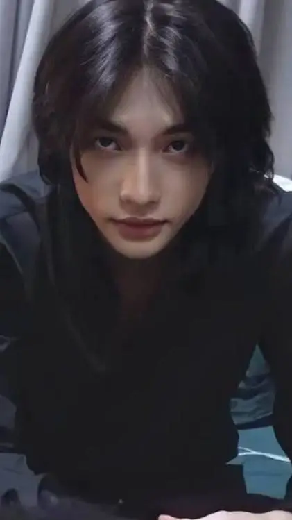 ai character: Hyunjin Hubby👄 background
