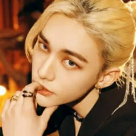 chat with ai character: Hwang Hyunjin 