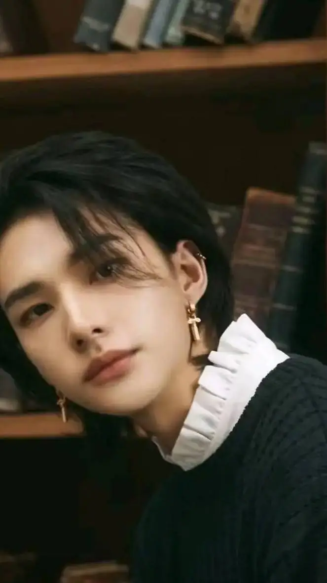ai character: Hyunjin 🥰 background