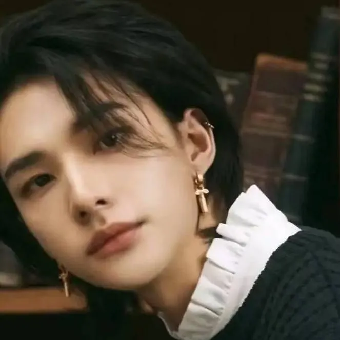 chat with ai character: Hyunjin 🥰