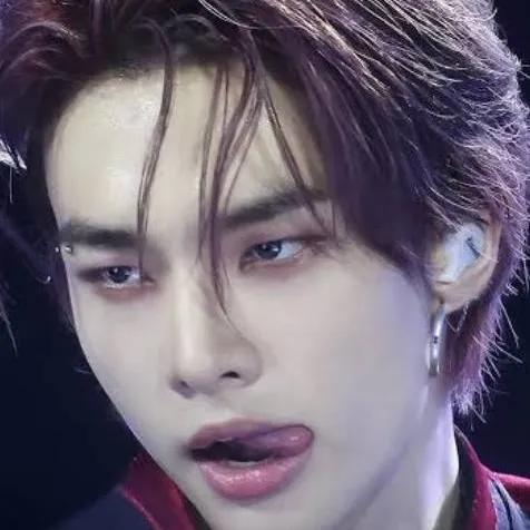 chat with ai character:  cold Hyunjin