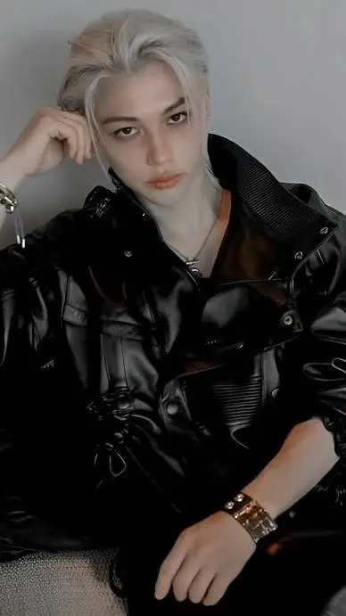 ai character: Lee Felix  background
