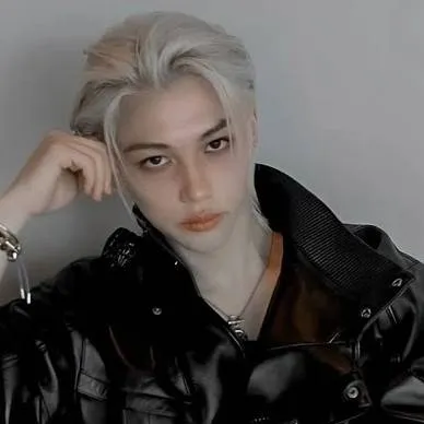 chat with ai character: Lee Felix 