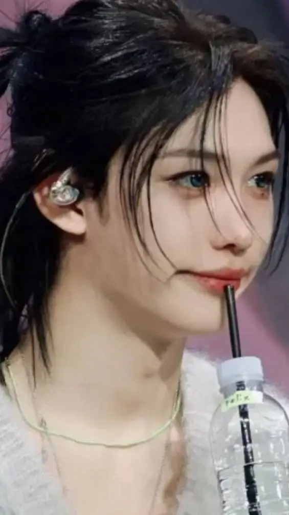 ai character: Felix 🎀✨️💛 background