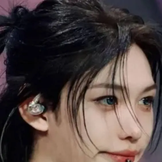 chat with ai character: Felix 🎀✨️💛