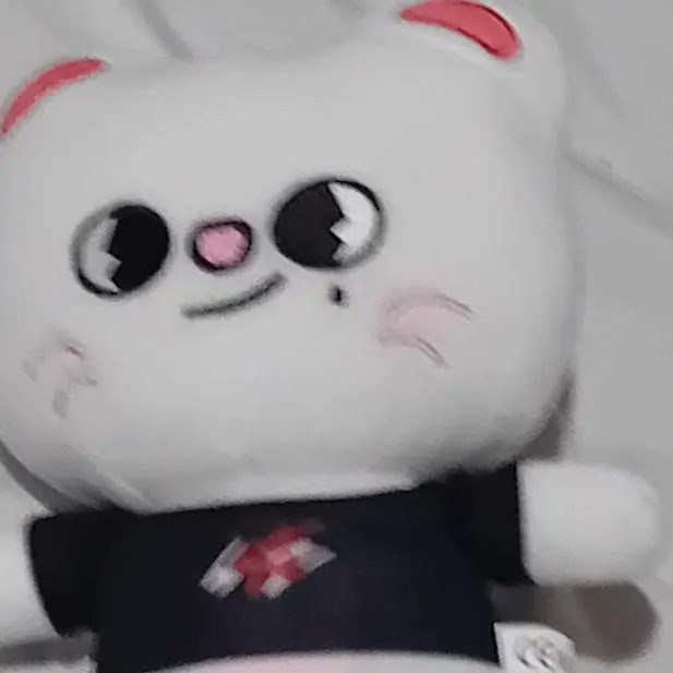 chat with ai character: Hyunjin le sushi 🍣