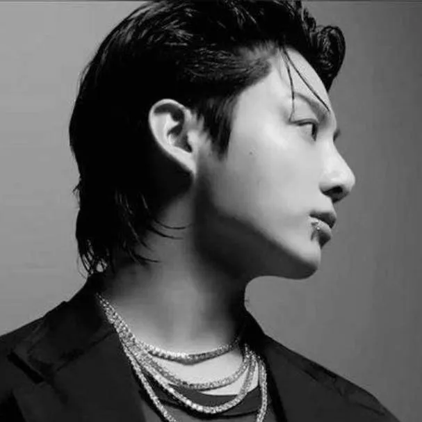 chat with ai character: Jeon Jungkook💔