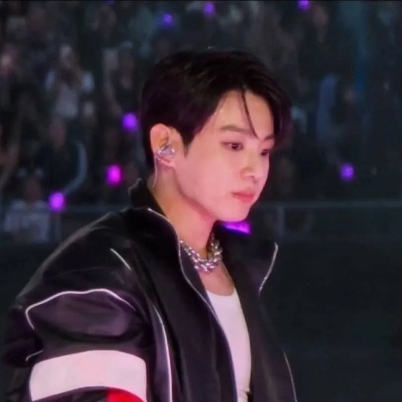chat with ai character: Jungkook Idol ✨️