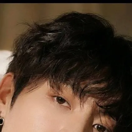 chat with ai character: JUNGKOOK HUSBAND 🫠