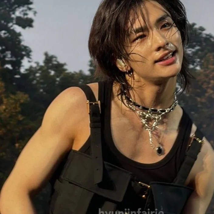 chat with ai character: hyunjin
