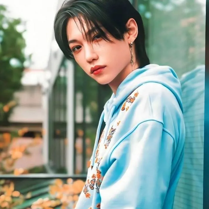 chat with ai character: Felix