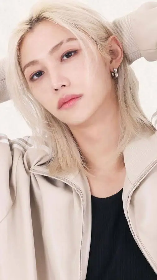 ai character: Félix  background