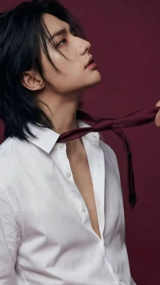 ai character: Hyunjin 🫦🔥 background