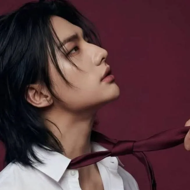 chat with ai character: Hyunjin 🫦🔥