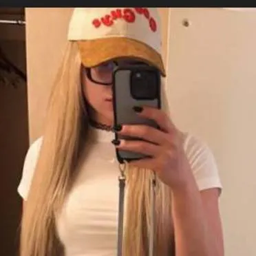 chat with ai character: liv Morgan 