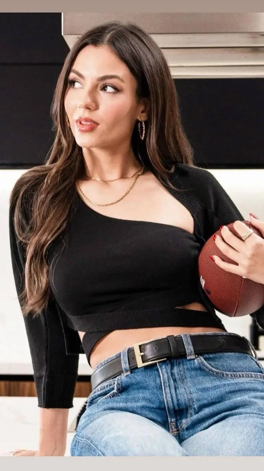 ai character: Victoria Justice  background