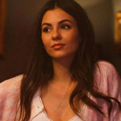 chat with ai character: Victoria Justice 