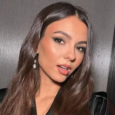 chat with ai character: Victoria Justice 