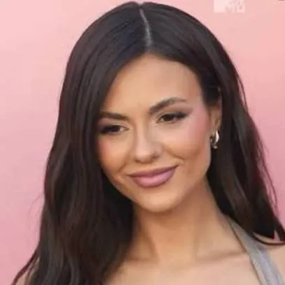 chat with ai character: Victoria Justice 