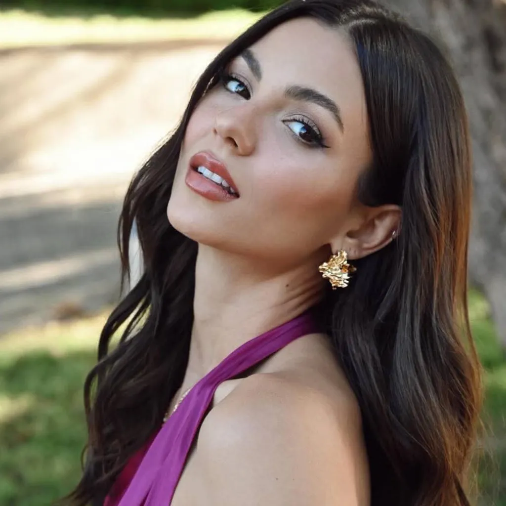chat with ai character: Victoria Justice 