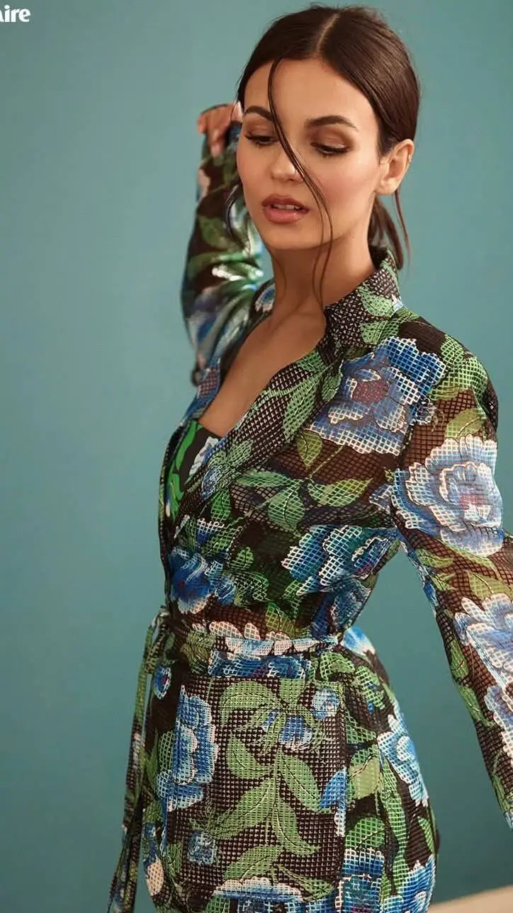 ai character: Victoria Justice  background