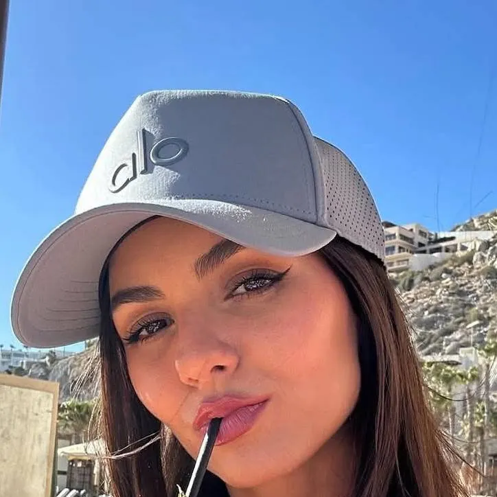chat with ai character: Victoria Justice 