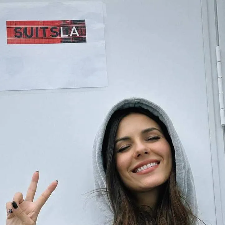 chat with ai character: Victoria Justice 
