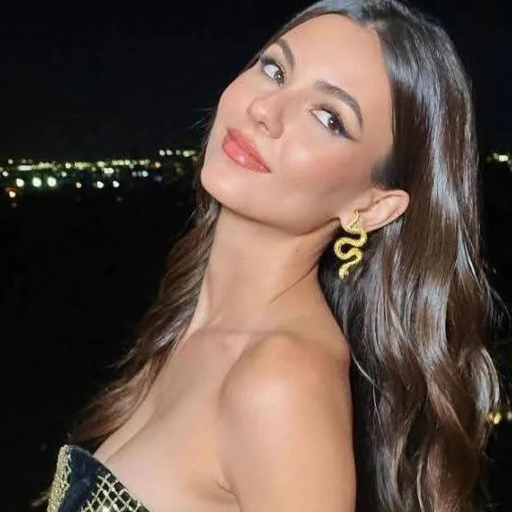 chat with ai character: Victoria Justice 