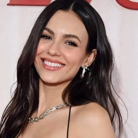 chat with ai character: Victoria Justice 