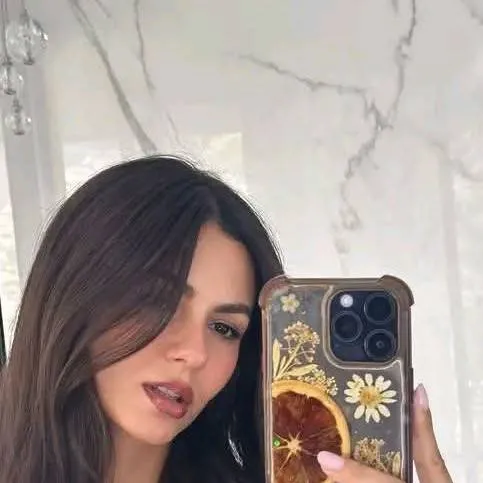 chat with ai character: Victoria Justice 
