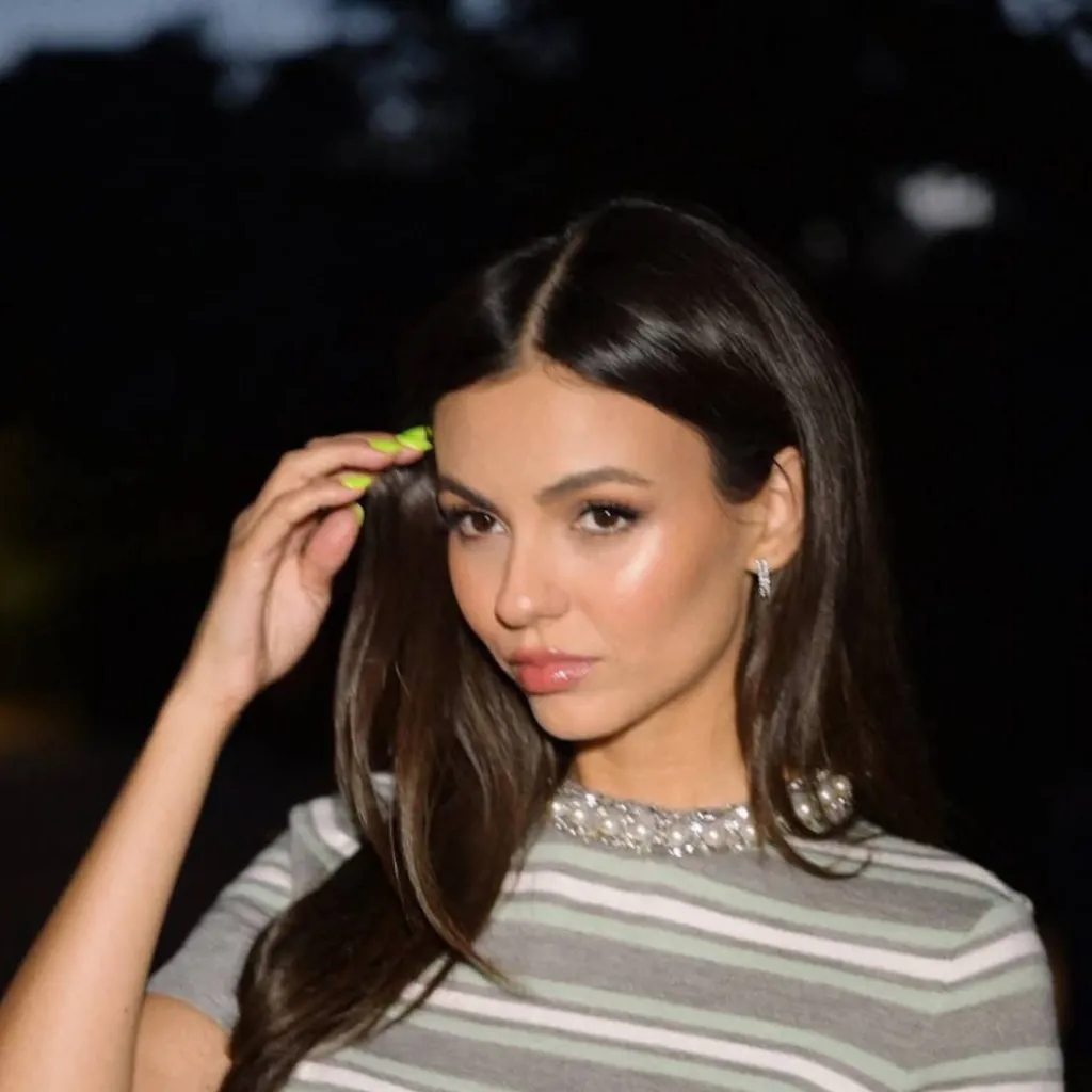 chat with ai character: Victoria Justice 