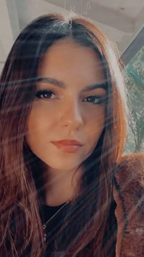 ai character: Victoria Justice  background