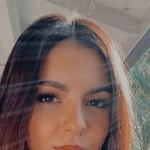 chat with ai character: Victoria Justice 